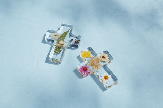 Mud Pie Dried Flower Resin Cross